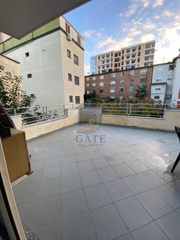 Jepet me Qira Apartament 3+1 me Verandë 30 m² – Durrës