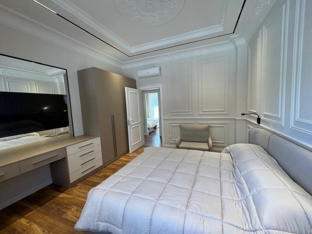 Jepet me qira apartament luksoz 2+1 në qendër të Durrësit