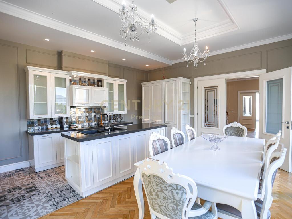 VILLA DI LUSSO CON PISCINA – LAGO ASCIUTTO