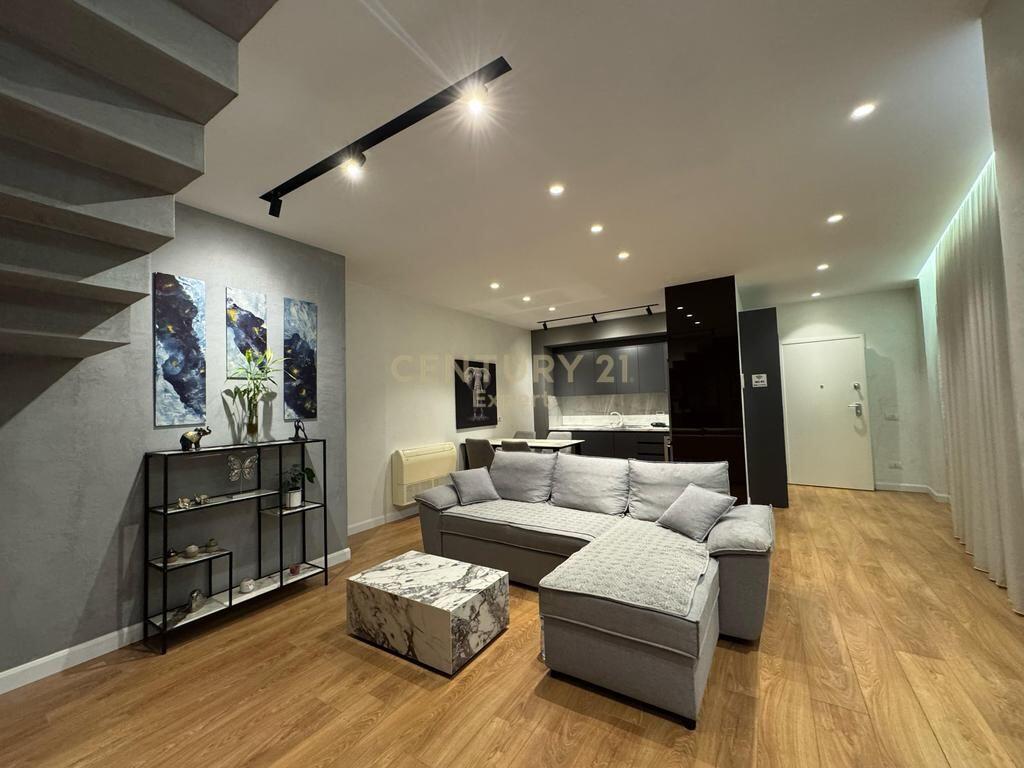 t me Qira – Duplex 2+1+2, Rruga e Barrikadës