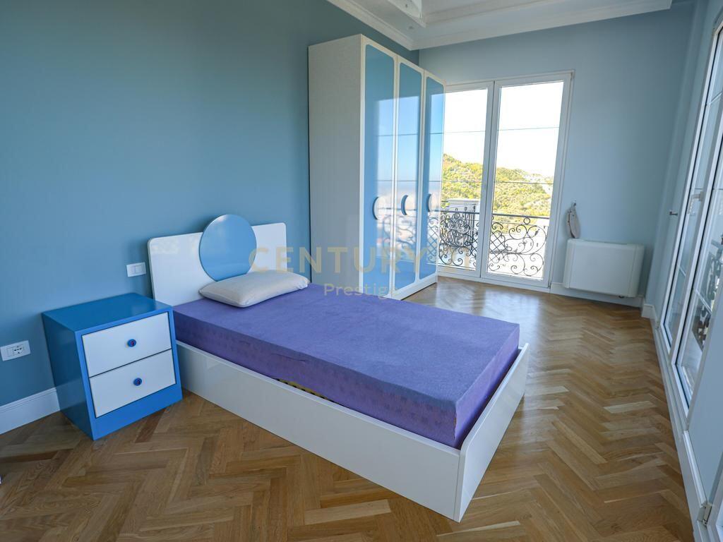 VILLA DI LUSSO CON PISCINA – LAGO ASCIUTTO