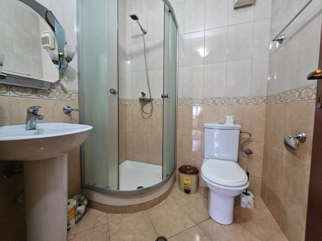 Apartament 2+1 per qira te Komuna Parisit