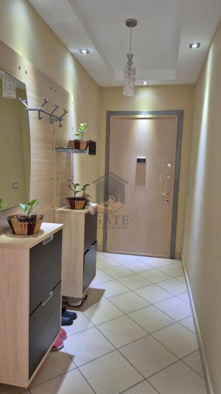 Jepet me qira apartament 1+1, kati i 6-të me ashensor, me pamje fantastike nga deti – Plazh Iliria