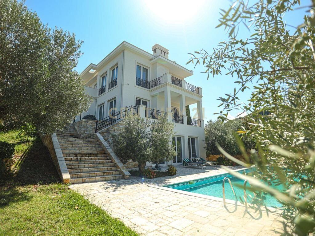 VILLA DI LUSSO CON PISCINA – LAGO ASCIUTTO