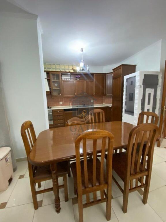 Jepet me Qira Apartament 3+1 me Verandë 30 m² – Durrës