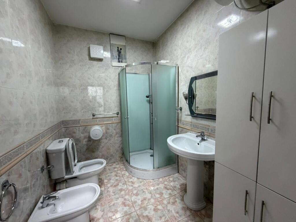 Ambient zyrash per qira tek Sky Tower ne Bllok.