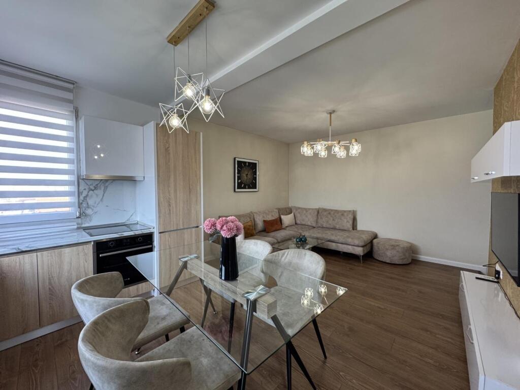 Appartamento duplex in vendita vicino a Petro Nini!
