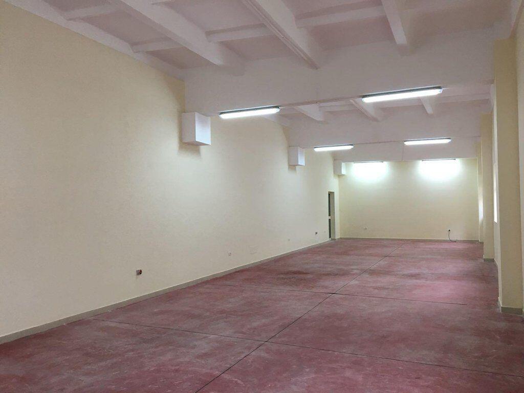 EKSKLUZIVE! BULEVARDI I RI, JEPET ME QIRA KAPANON 2 KATE+ 5 POSTE PARKIMI! 5,500 € /Muaj