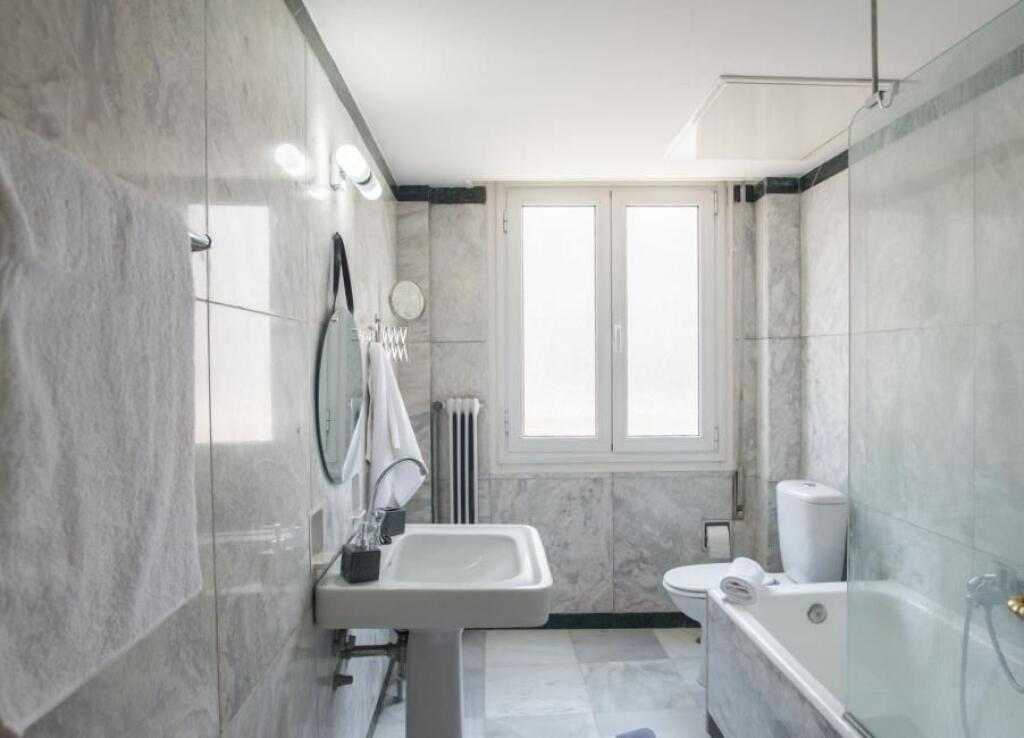 Zyre Me Qera Tek Blloku (ID BZ2463) Tirane.