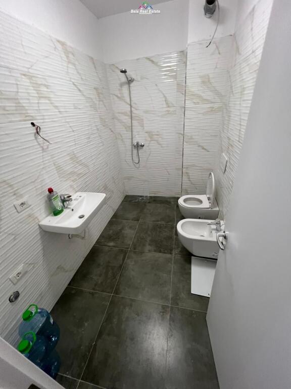 Zyre Me Qera Tek ish Stacioni Trenit (ID BZ2758) Tirane