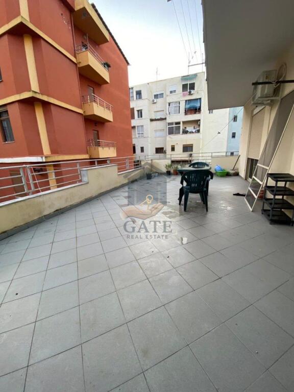 Jepet me Qira Apartament 3+1 me Verandë 30 m² – Durrës