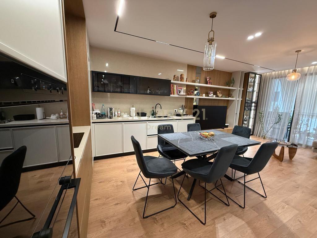 In Vendita – Appartamento 2+1+2 + 2 Posti Auto