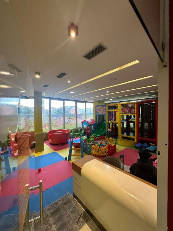 Jepet me qera ambjent i pershtatshem per biznese te ndryshme ,klinik ,zyra etj. Ndodhet ne Yzberisht