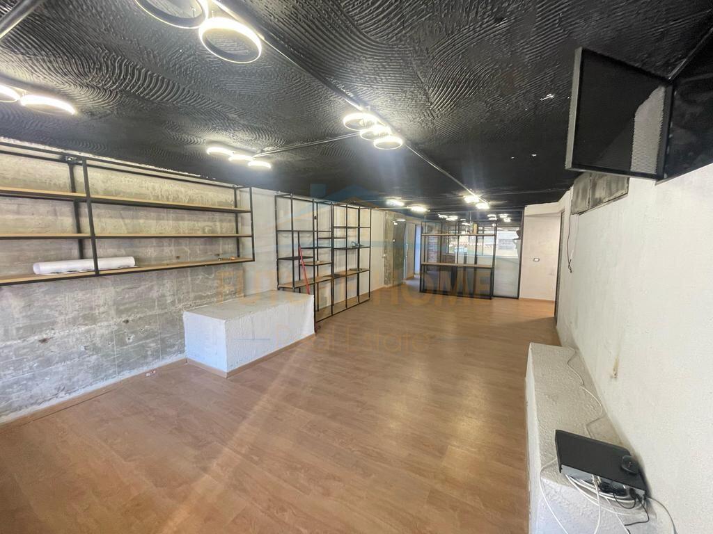 Qera, Ambient Zyre, Tregu Çam,Tiranë.