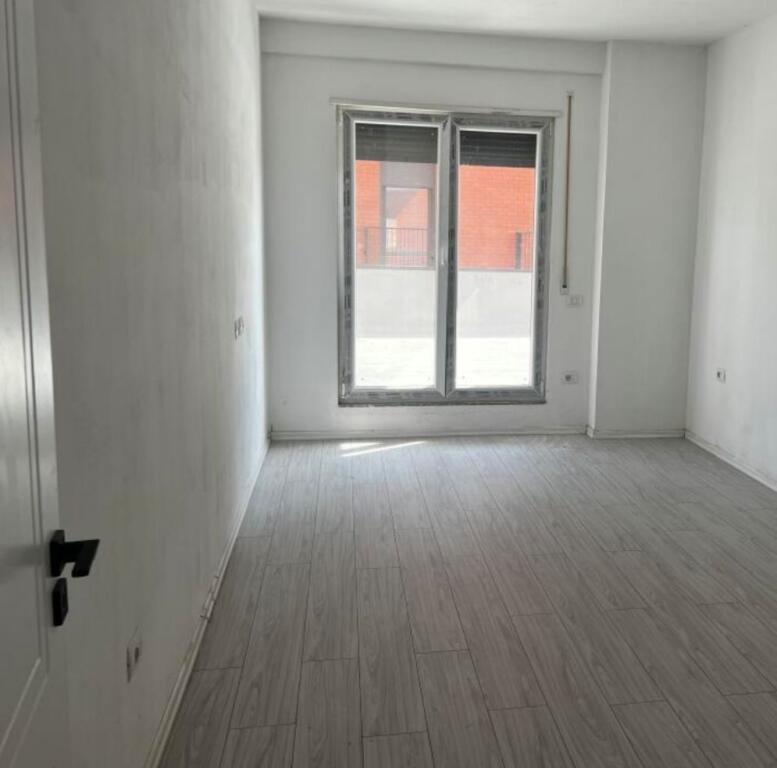 Shitet 3+1 me Verande Kamez