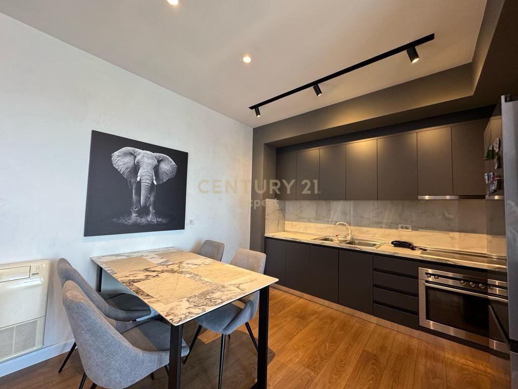 AFFITTASI DUPLEX 2+1+2 CON 2 POSTI AUTO IN BARRIKADES STREET!!!