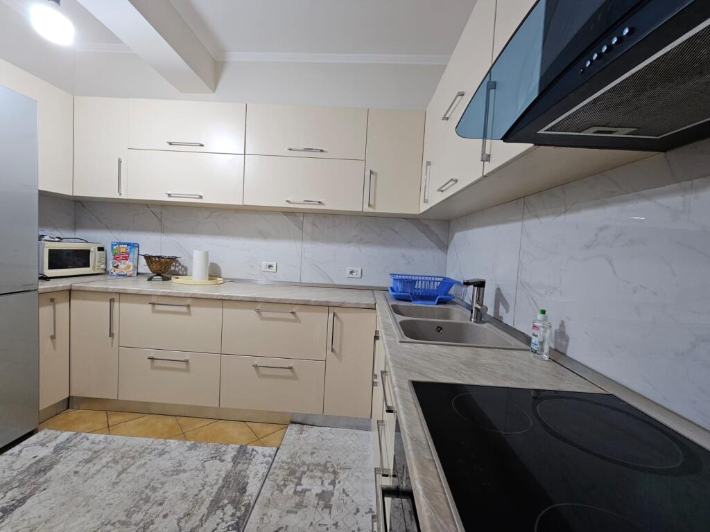 Apartament 2+1 per qira te Komuna Parisit