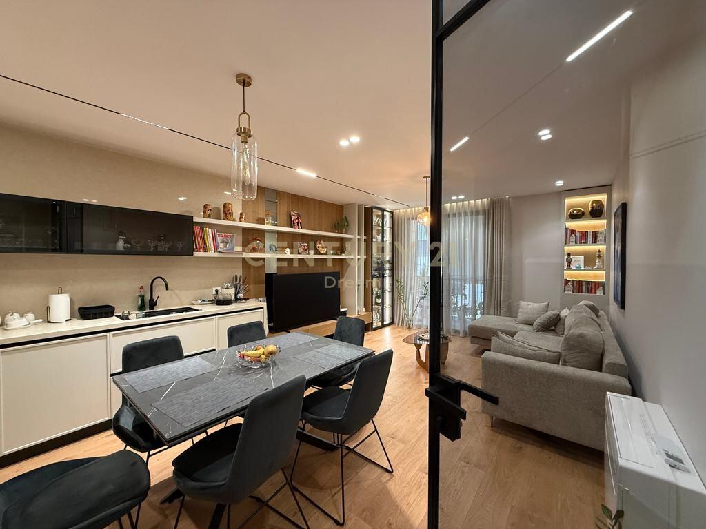 In Vendita – Appartamento 2+1+2 + 2 Posti Auto