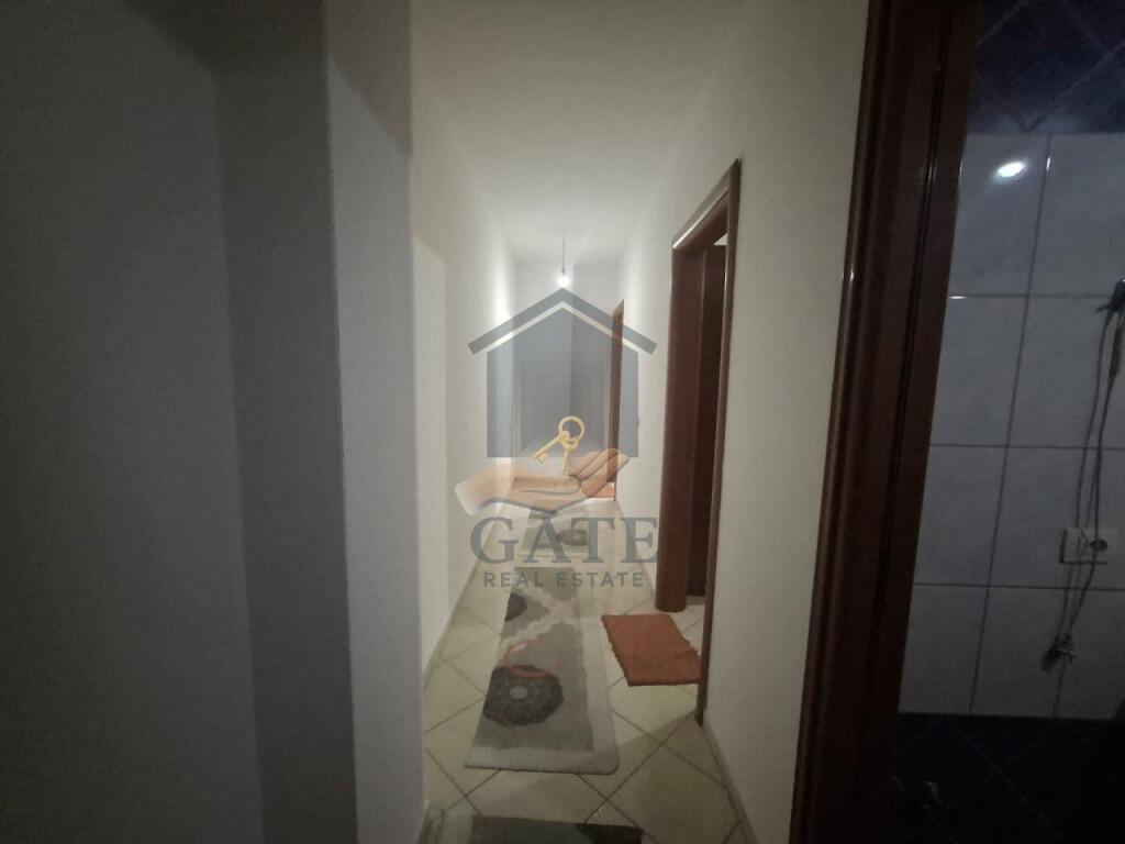 Jepet me qira apartament 2+1, me 2 tualete dhe 2 ballkone – Plazh, Durrës (Vija e parë me detin), kati i 3-të me ashensor