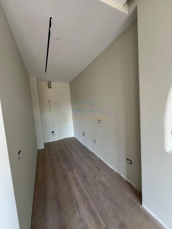 Shitet, Apartament 1+1, Rruga e Barrikadave, Tiranë.