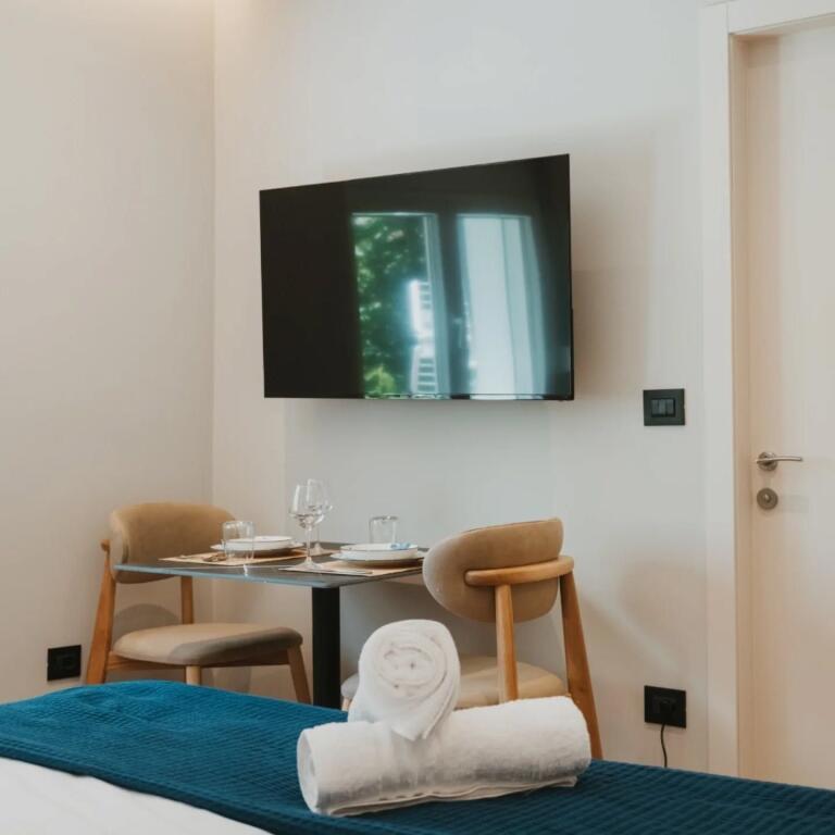 Jepet me Qira 2 Studio me Ambjent Gatimi, perfekte për Airbnb Myslym Shyri, 2 min nga Sheshi Skënderbej