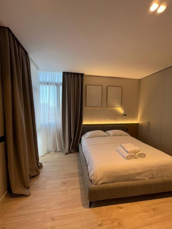 Vicino a SELVISE, Liceo Partizani vendiamo: 3 appartamenti