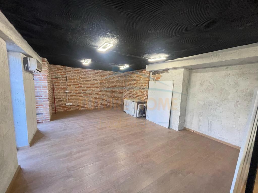 Qera, Ambient Zyre, Tregu Çam,Tiranë.