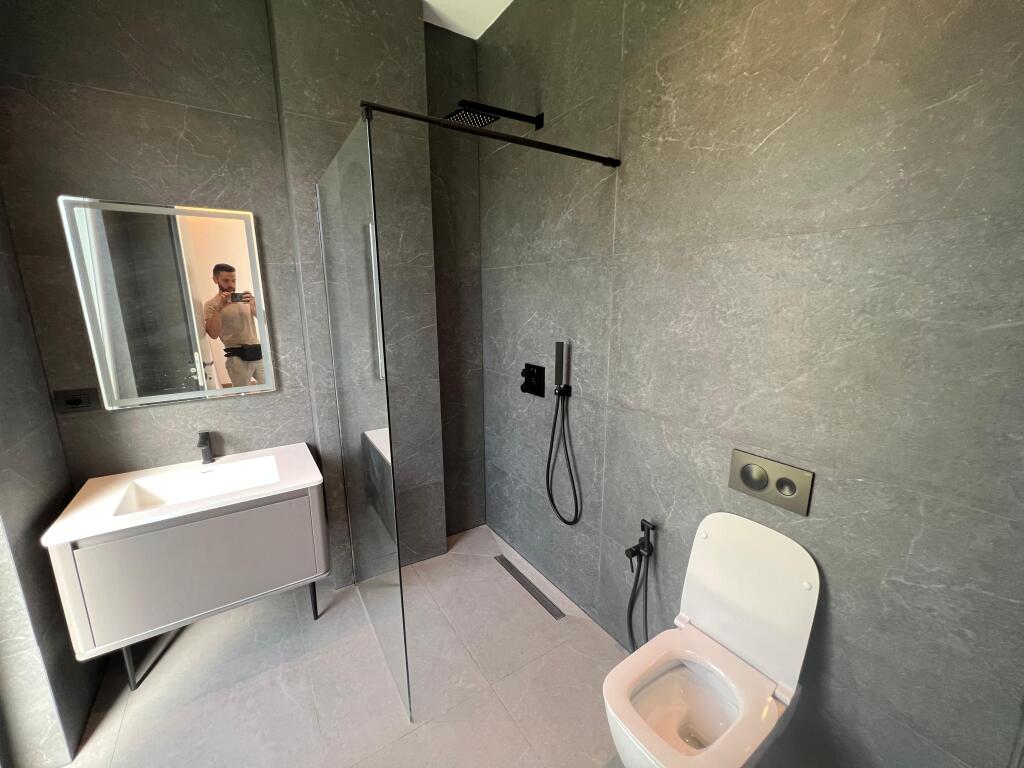 📣 QERA Vile e Bashkengjitur 📍 Forest Residence, Liqeni i Thate ✨     🏠 Vile 3-Kateshe   📐 Siperfaqe Banimi 400 m2   📐 Siperfaqe Trualli 400 m2   🔄 Organizohet Ne : Sallon Spacioz Dhe Ambient Gatimi, 4 Dhoma Gjumi, 5 Tualete, Kopesht i Gjelberuar, Podrum,  3 Post Parking.     💶 Cmimi 4.000 Euro