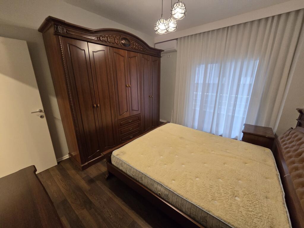 Jepet me qira apartament 2+1 në qendër të Durrësit
