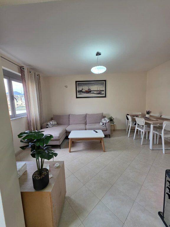 Shitet Apartament 1+1 Oxhaku