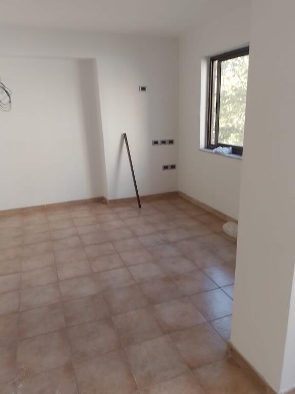 Zyre per qera 35 m2 te 9-kateshet