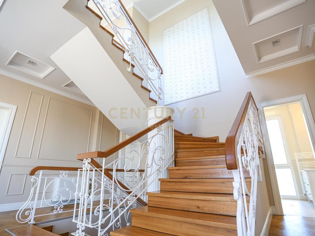 VILLA DI LUSSO CON PISCINA – LAGO ASCIUTTO