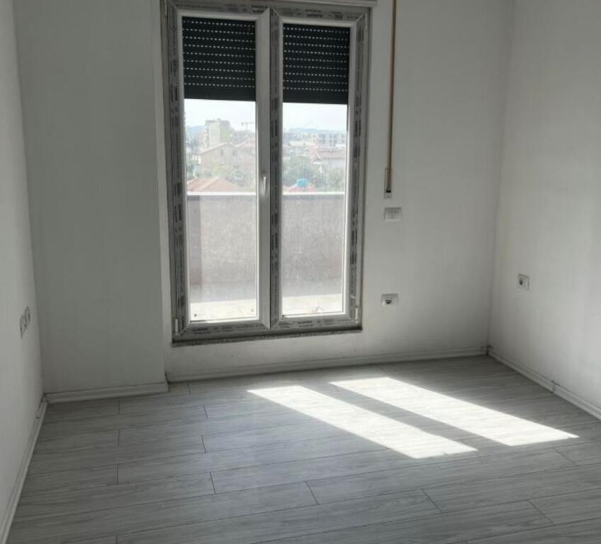 Shitet 3+1 me Verande Kamez