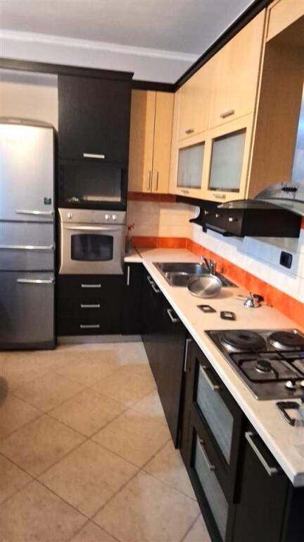 🏢Pak minuta larg Selvise,Rruga Siri Kodra jepet me qera apartament 2+1, i mobiluar 70,000Leke