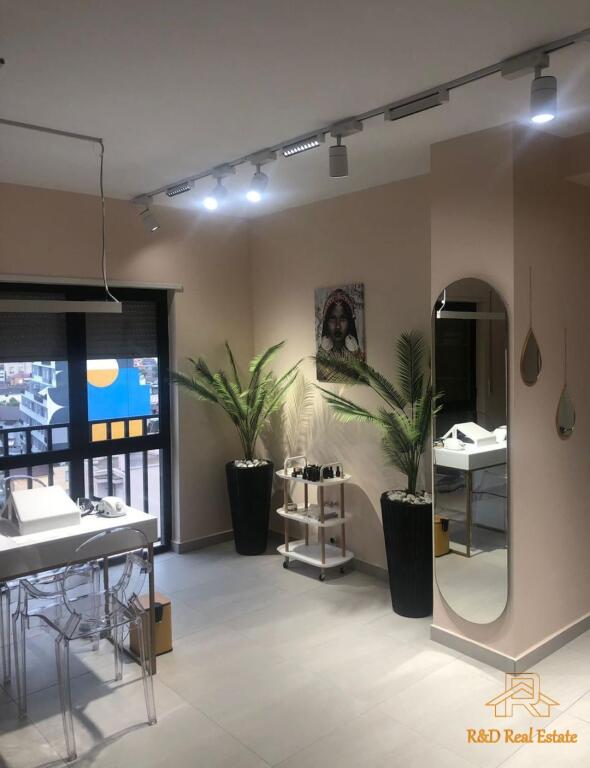 Vendesi in vendita 3+1+2 vicino a Villa Gold