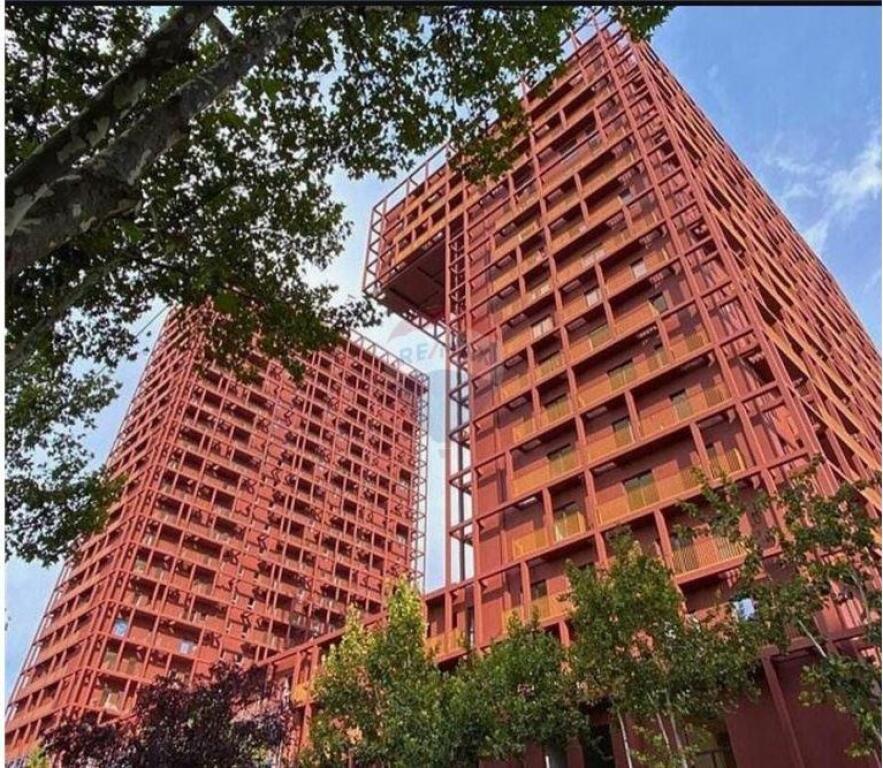 Ambjent me qira 320m2 tek Tirana Garden Building