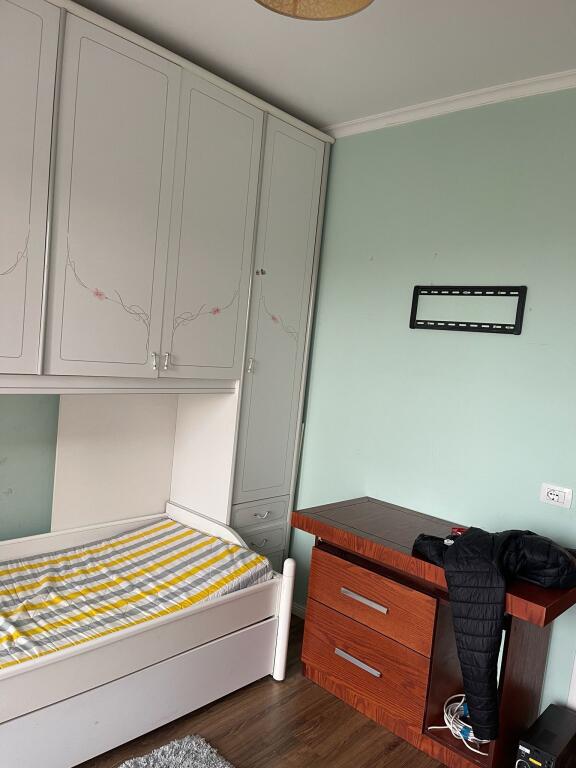 Shitet Apartament 2+1 i Mobiluar – Astir, pranë Bar Return