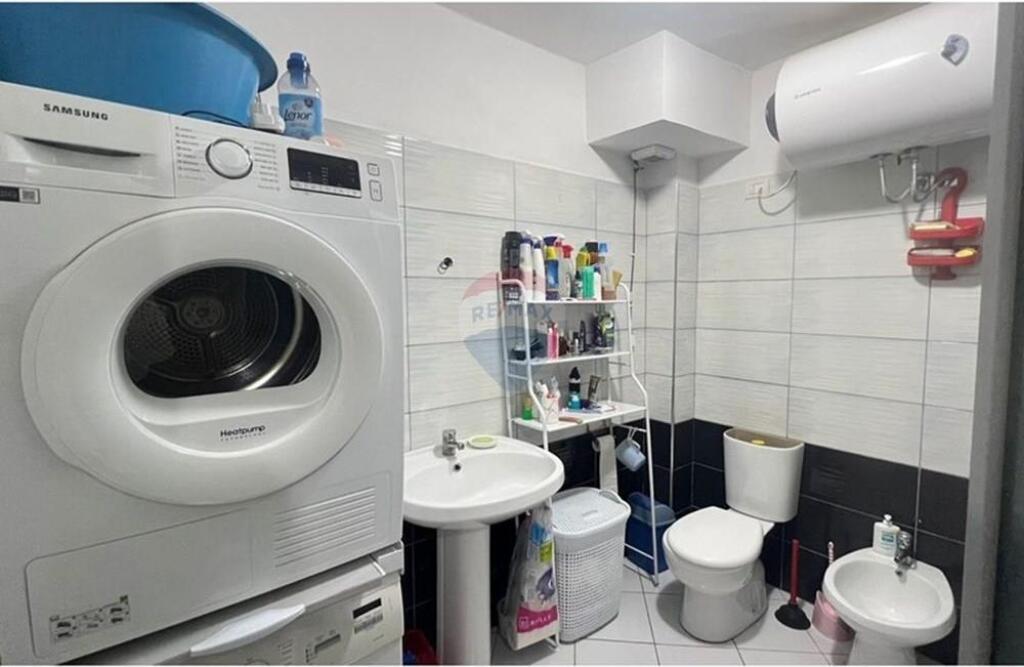 1+1 për Shitje Pranë Shkollës së Gjuhëve të Huaja, Tiranë