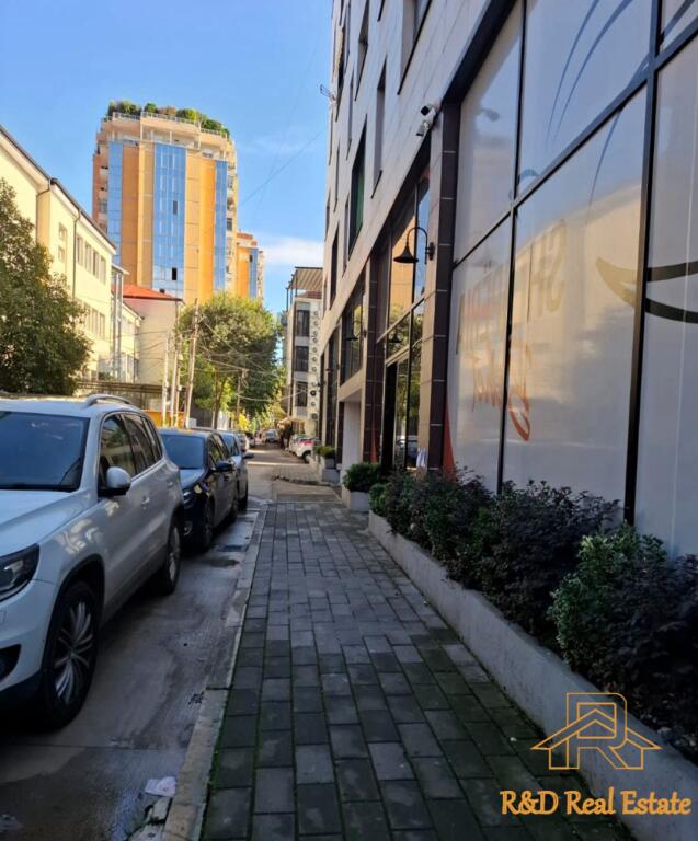 Jepet me qira ambient zyre 98 m² pranë Qendrës Toptani