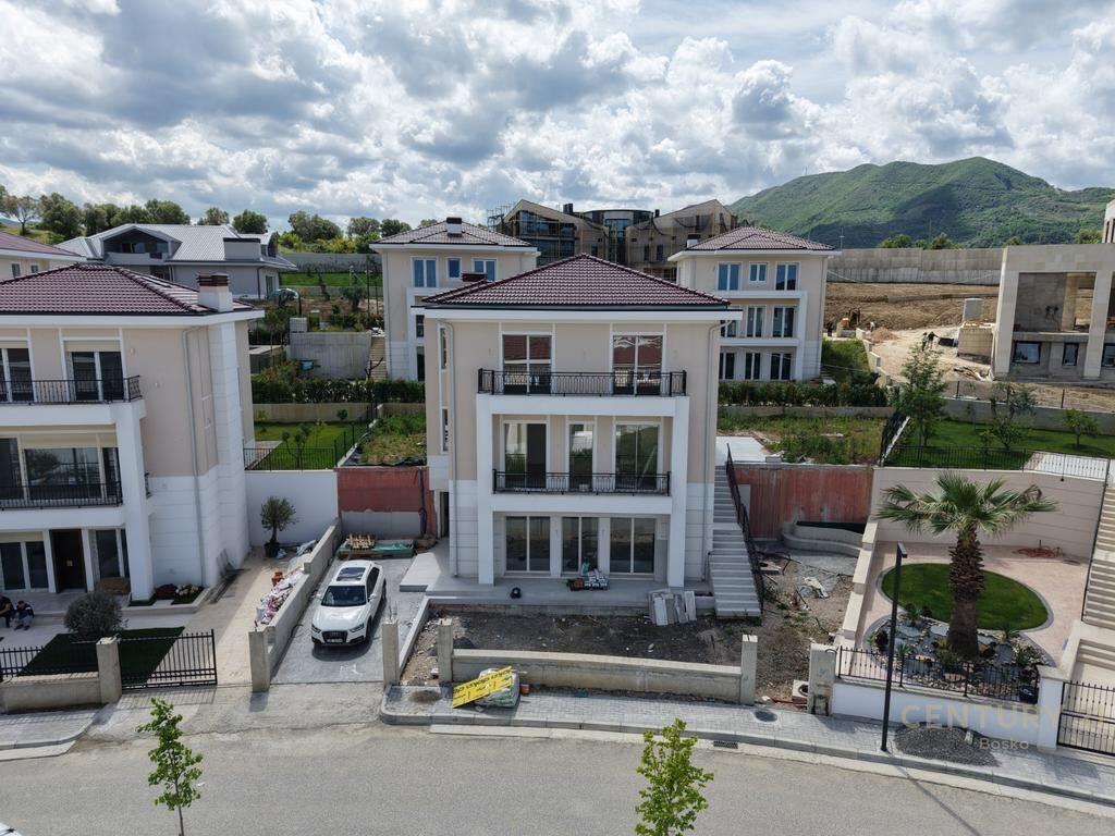 ESCLUSIVO e OCCASIONE PER TEMPO LIMITATO! VENDIAMO VILLA NELLA RESIDENZA COLLINA VERDE - TEG!