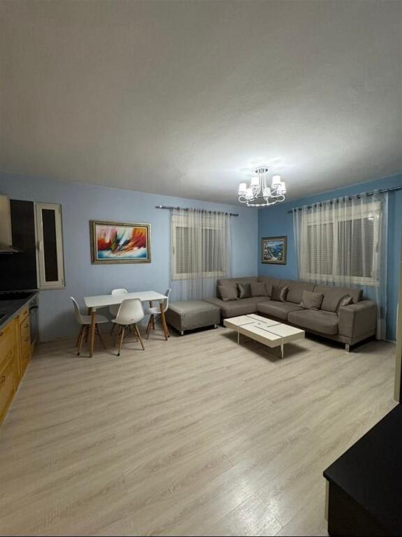 Apartament 2+1 me qera tek kryqezimi i 5 Majit