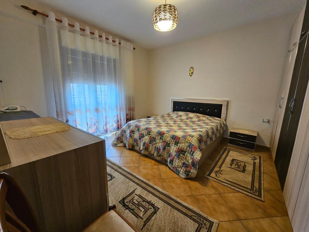 Apartament 2+1 per qira te Komuna Parisit