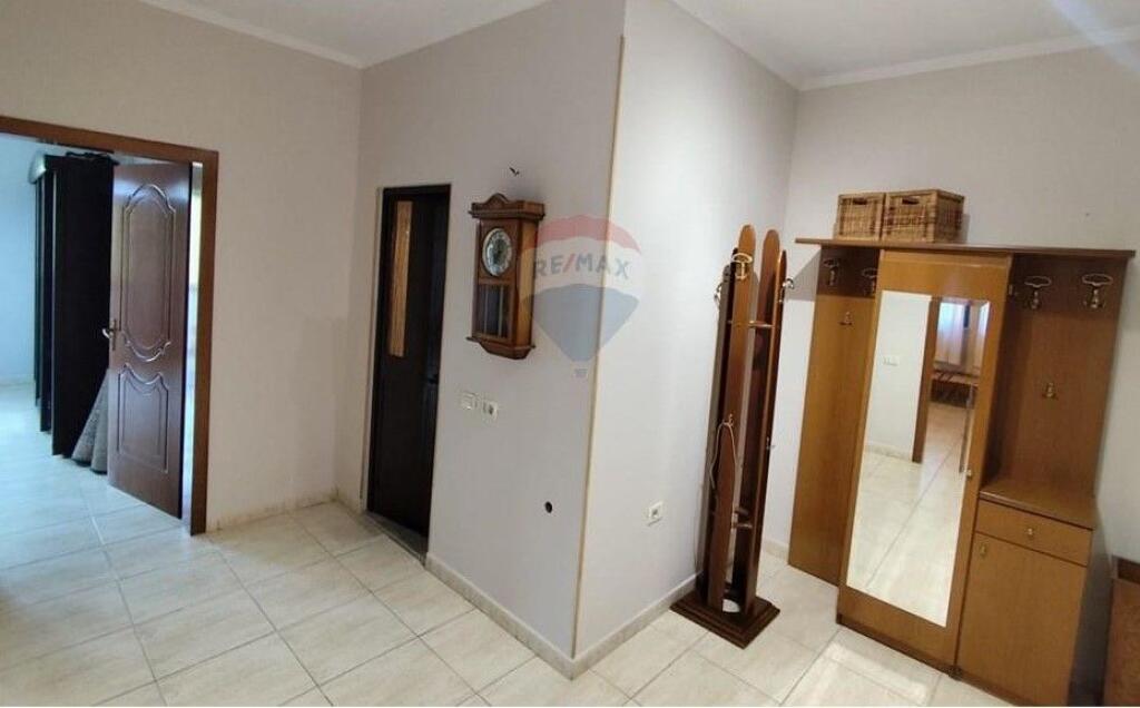 Shitet Apartament 2+1+2 ne fillim te Rr Ali Demi