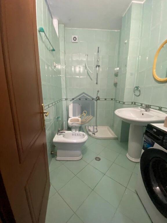 Jepet me Qira Apartament 3+1 me Verandë 30 m² – Durrës