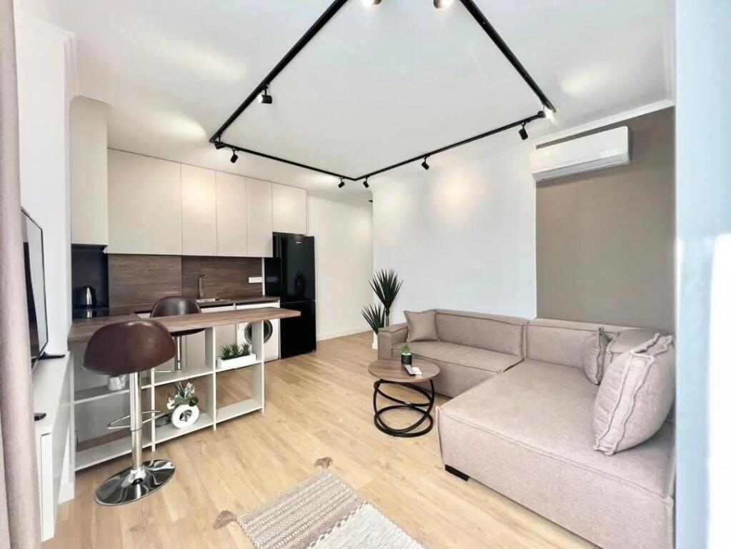 Vicino al Viale Zogu Pare, presso la Stazione Ferroviaria vendiamo 3 appartamenti
