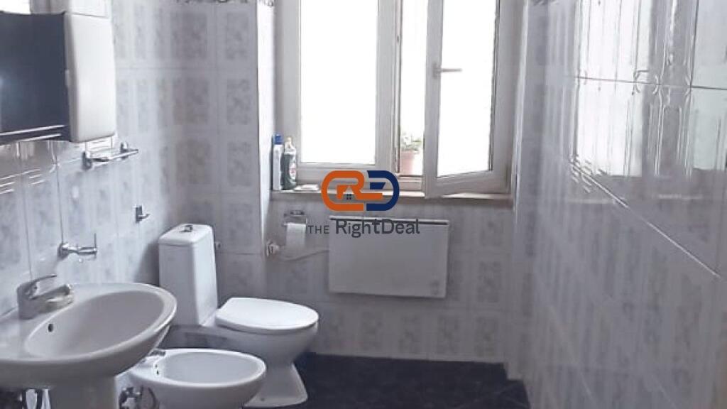 Tek Shallvaret, Shitet Apartament 2+1 Per Zyra!