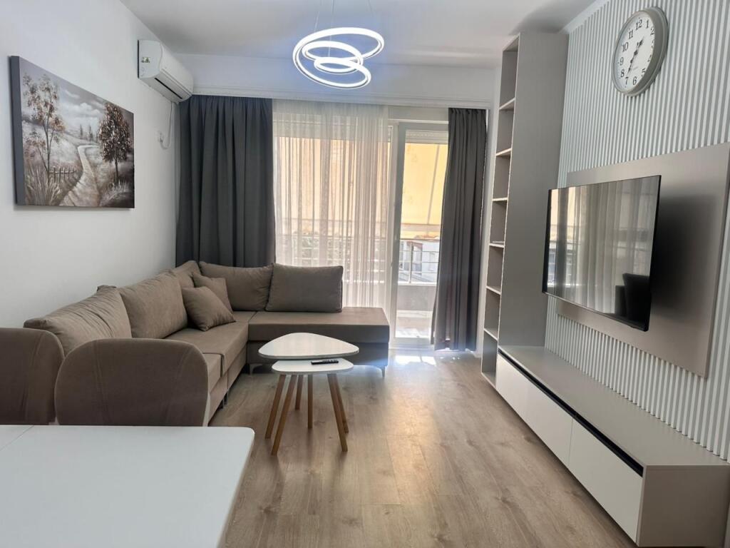 Apartament 2+1 me qira tek Komuna e Parisit