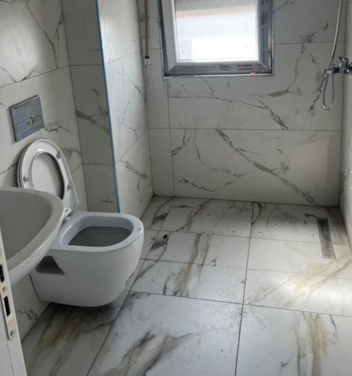 Shitet 3+1 me Verande Kamez