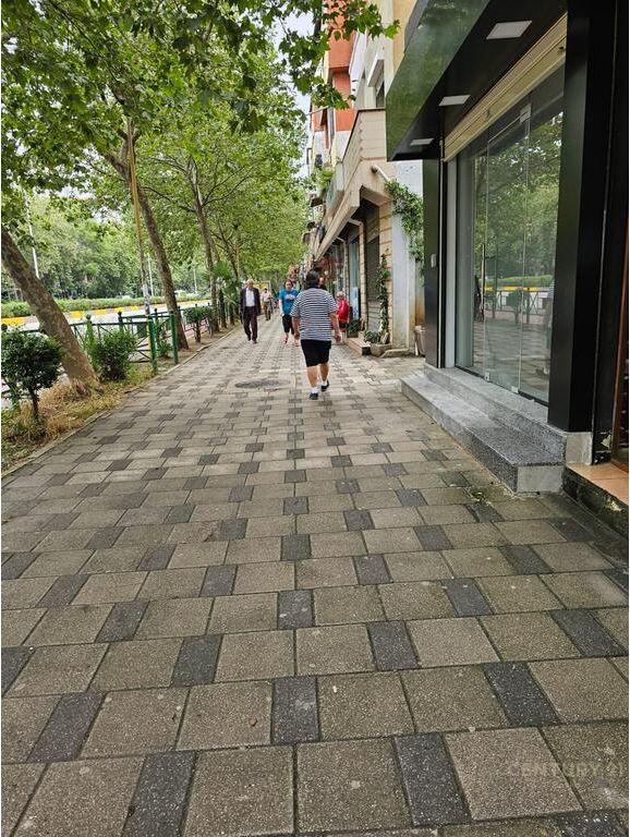 Ambjent komercial per shitje buze rruges kryesore tek 21-Dhjetori