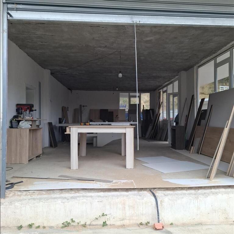 MAGAZINE ME QERA 550 M2 MEZEZ 750 EURO